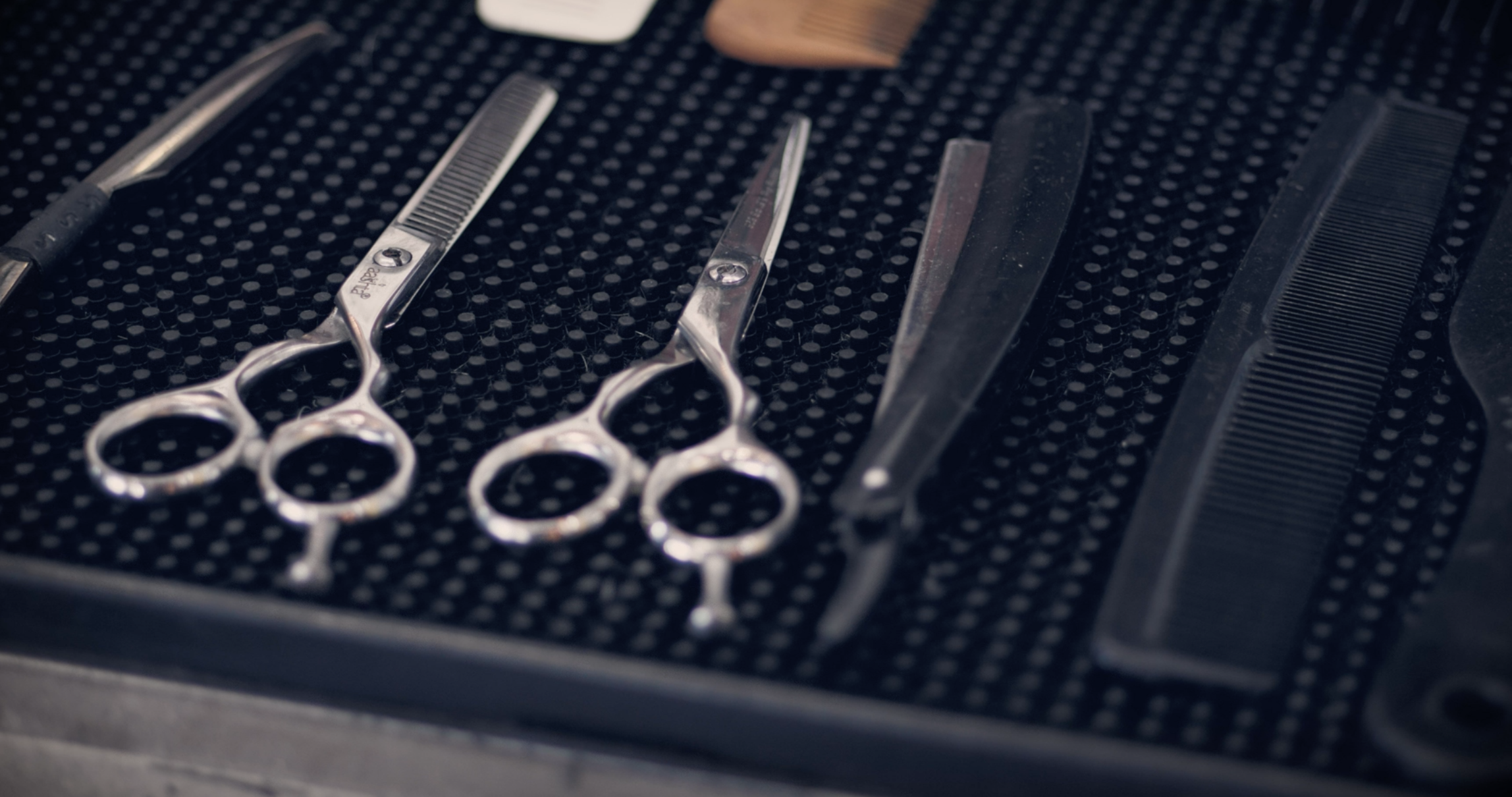 理发师专用工具剪刀梳子高清视频视频的预览图