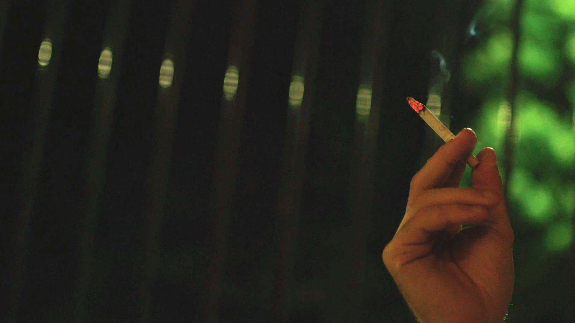 1080p手夹香烟吸烟特写实拍视频的预览图