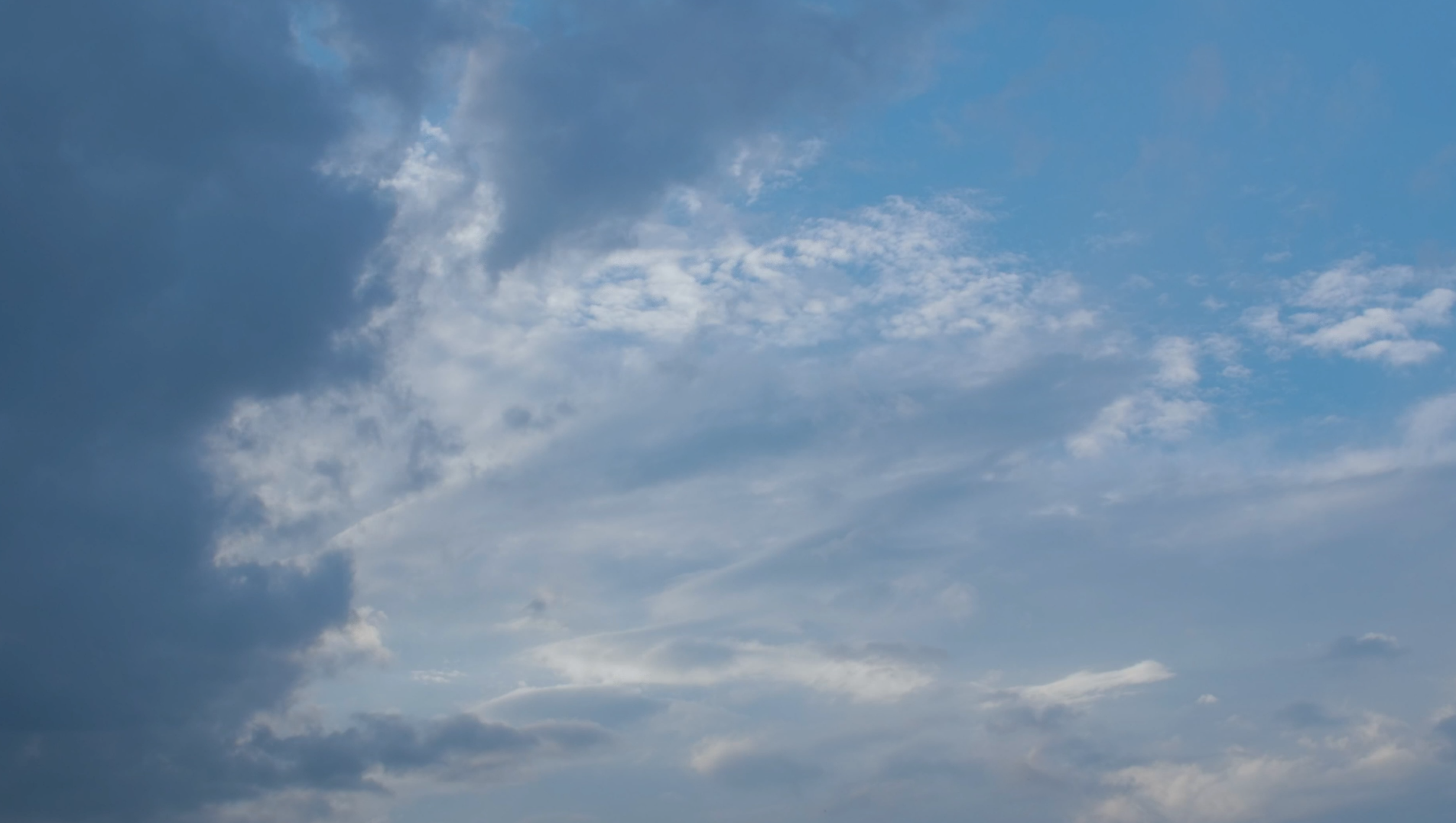阴天天空白云翻滚高清实拍视频视频的预览图