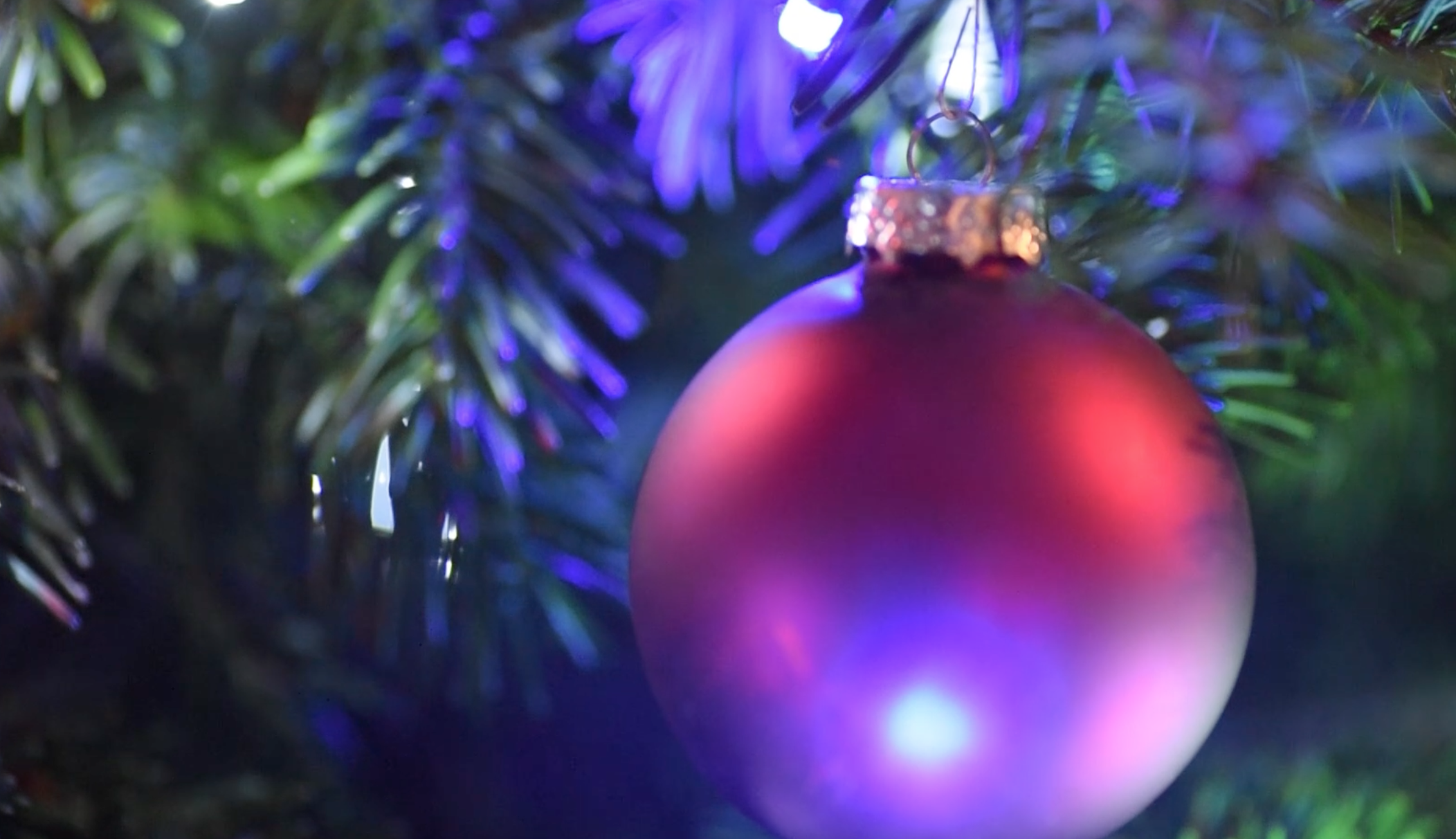 圣诞节圣诞树礼物装饰霓虹高清视频视频的预览图