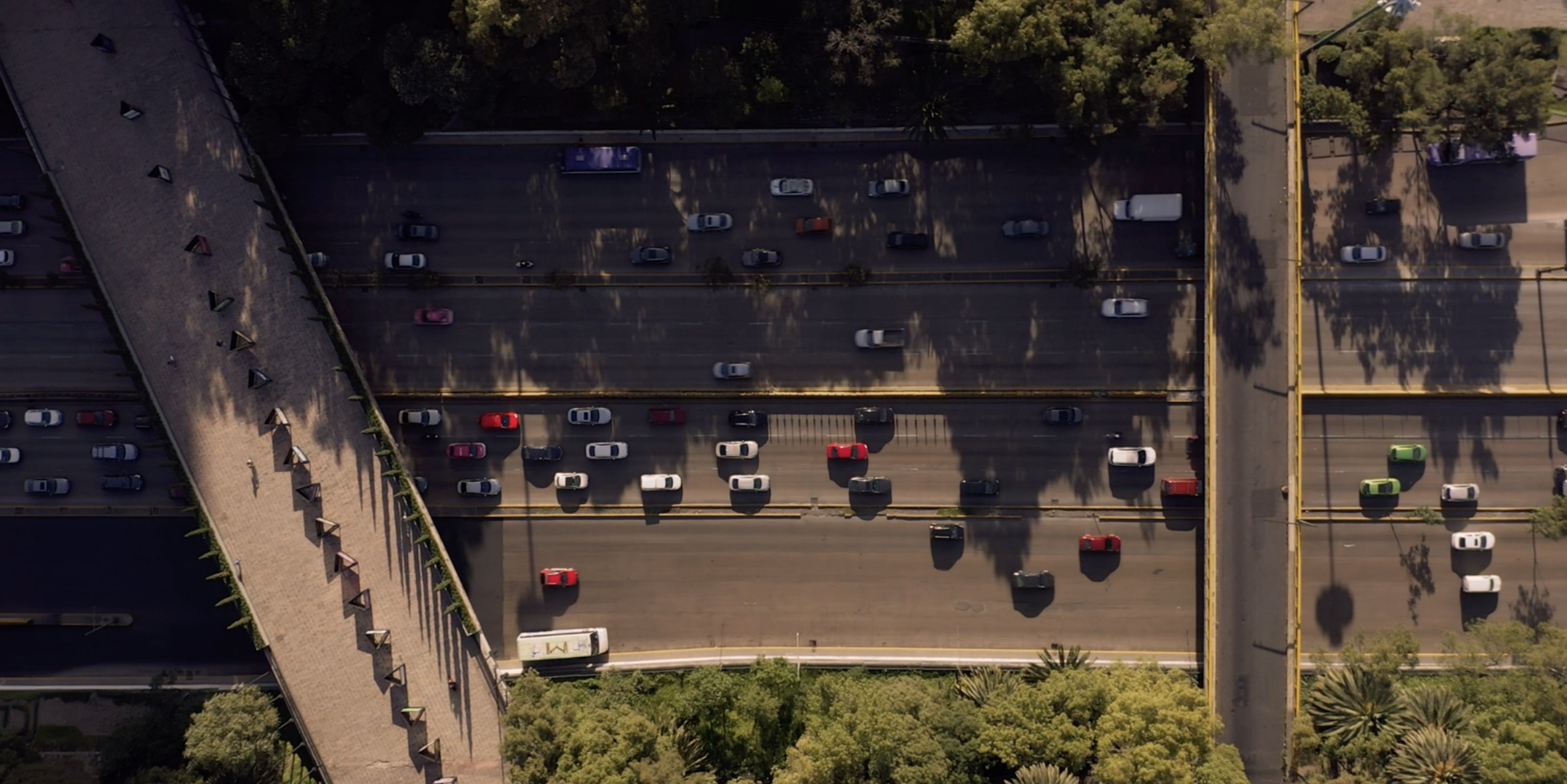 城市俯拍街道汽车车流高清实拍视频视频的预览图