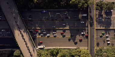 城市俯拍街道汽车车流高清实拍视频视频的预览图