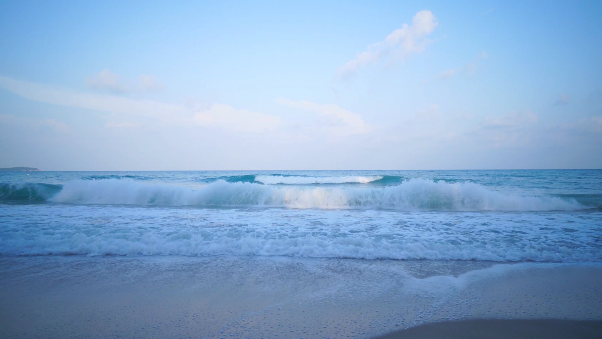 1080p唯美白色沙滩海浪实拍视频的预览图