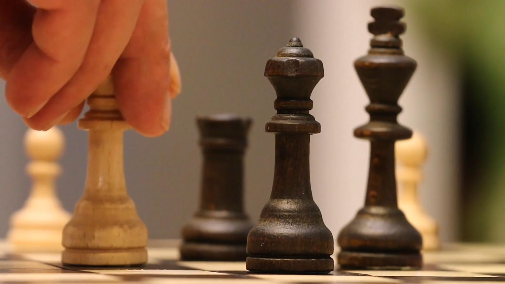 1080p国际象棋下棋特写实拍视频的预览图