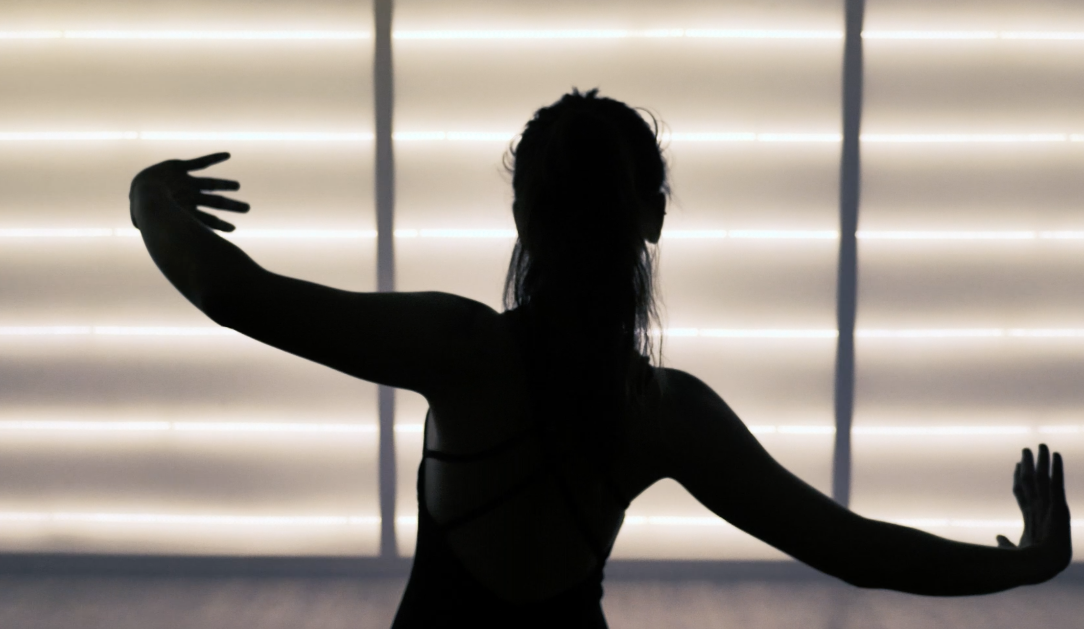 灯光闪烁女子慢舞背影高清视频视频的预览图