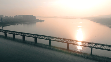 4K航拍杭州钱塘江大桥夕阳景视频的预览图
