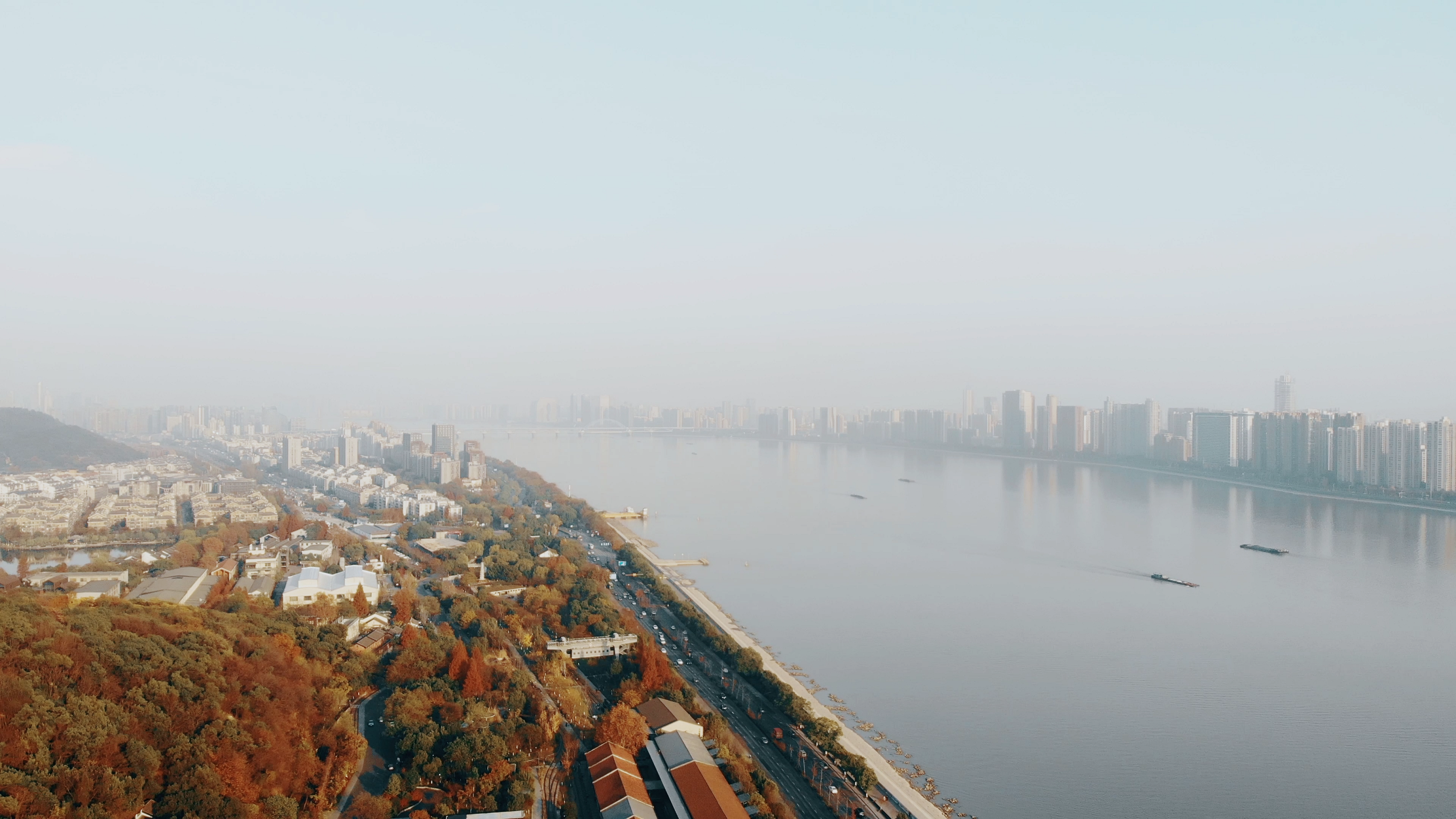 4K航拍雾中的钱塘江视频的预览图