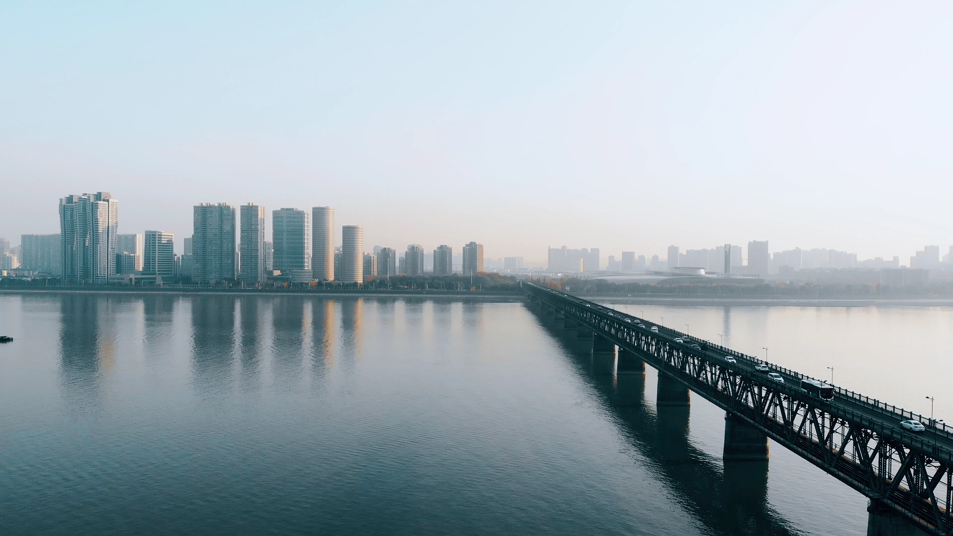 4K航拍杭州钱塘江大桥车流视频的预览图