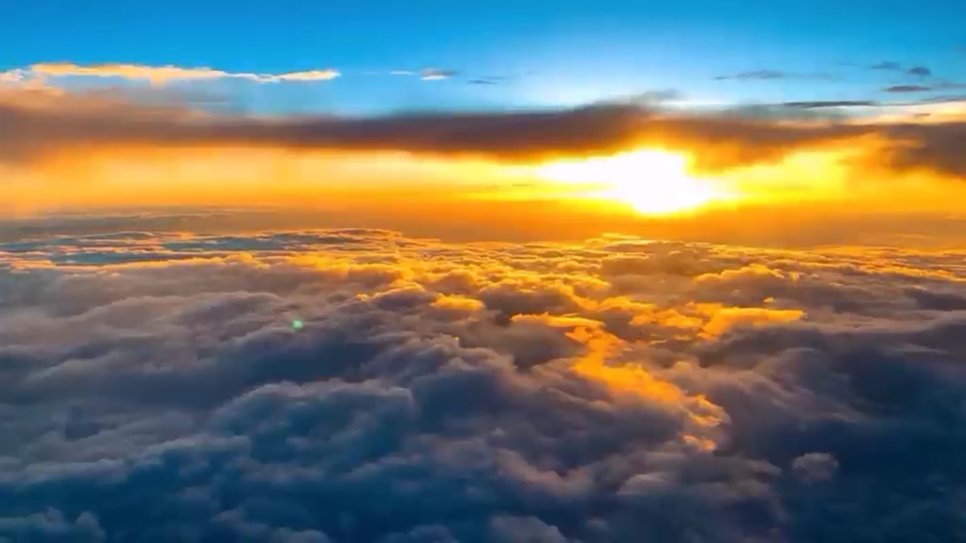 1080p高空超唯美云层落日实拍视频的预览图