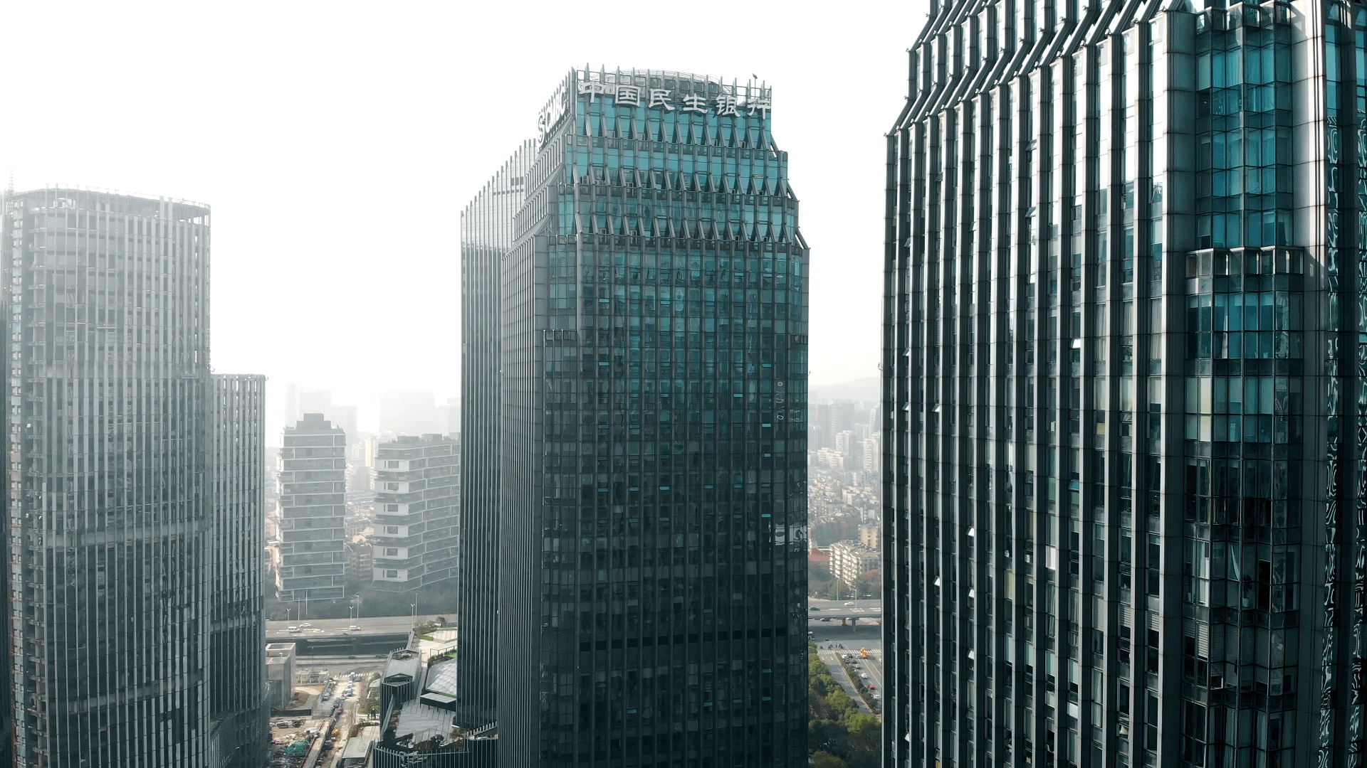 4K航拍雾霾中的城市视频的预览图