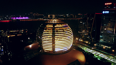 4K高画质航拍杭州地标洲际酒店夜景视频的预览图