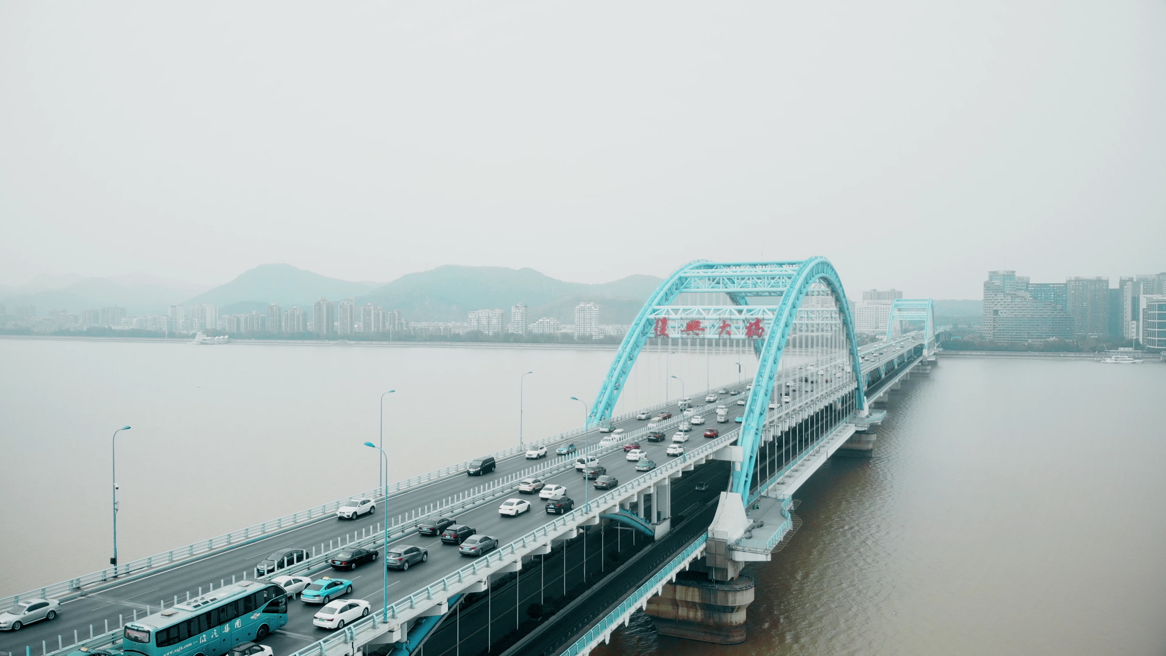 4K高画质航拍杭州复兴大桥车流视频的预览图