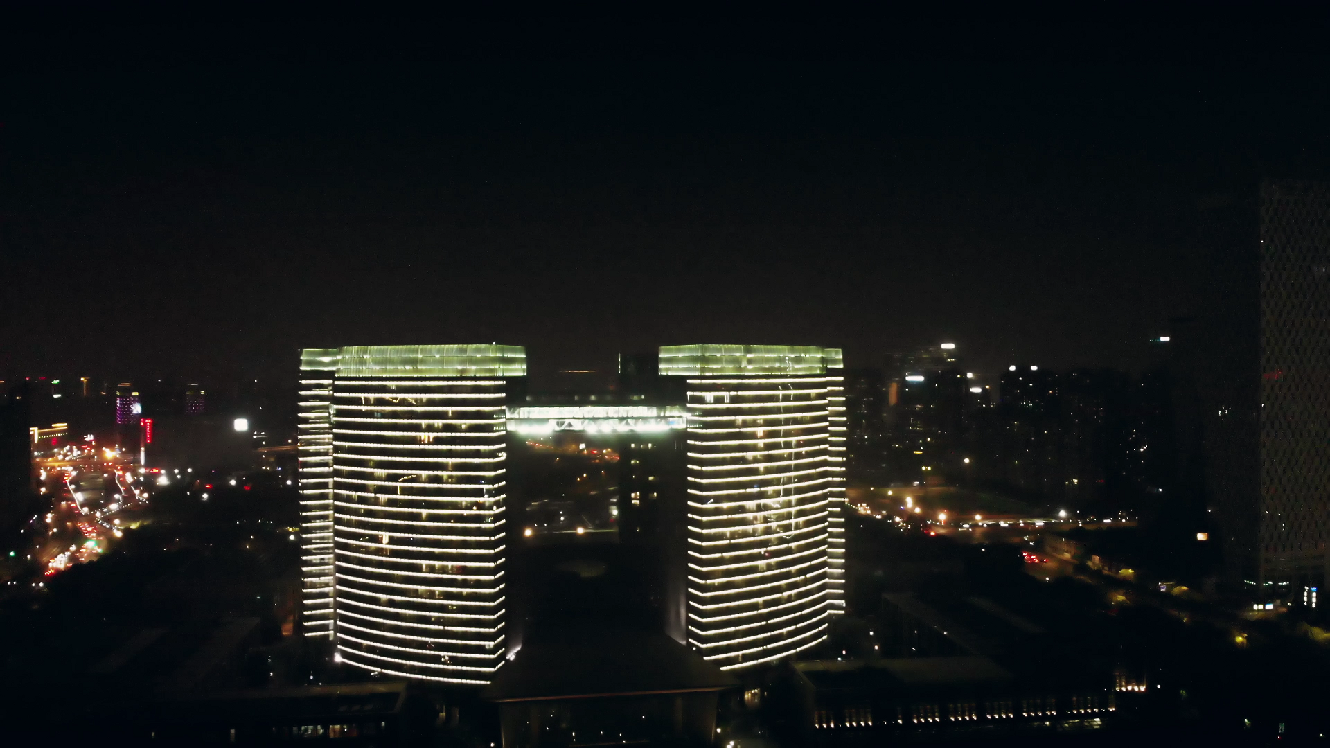 4K高画质航拍杭州地标市民中心夜景视频的预览图