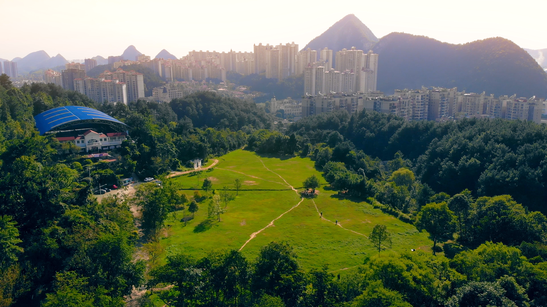 4K航拍山中绿色城市视频的预览图