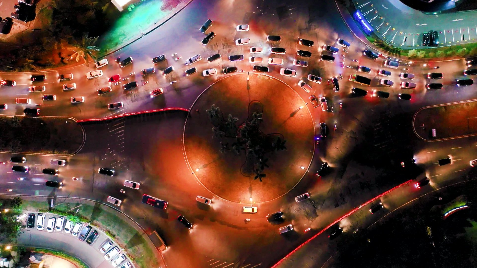 1080p城市街道车水马龙夜景航拍实拍视频的预览图
