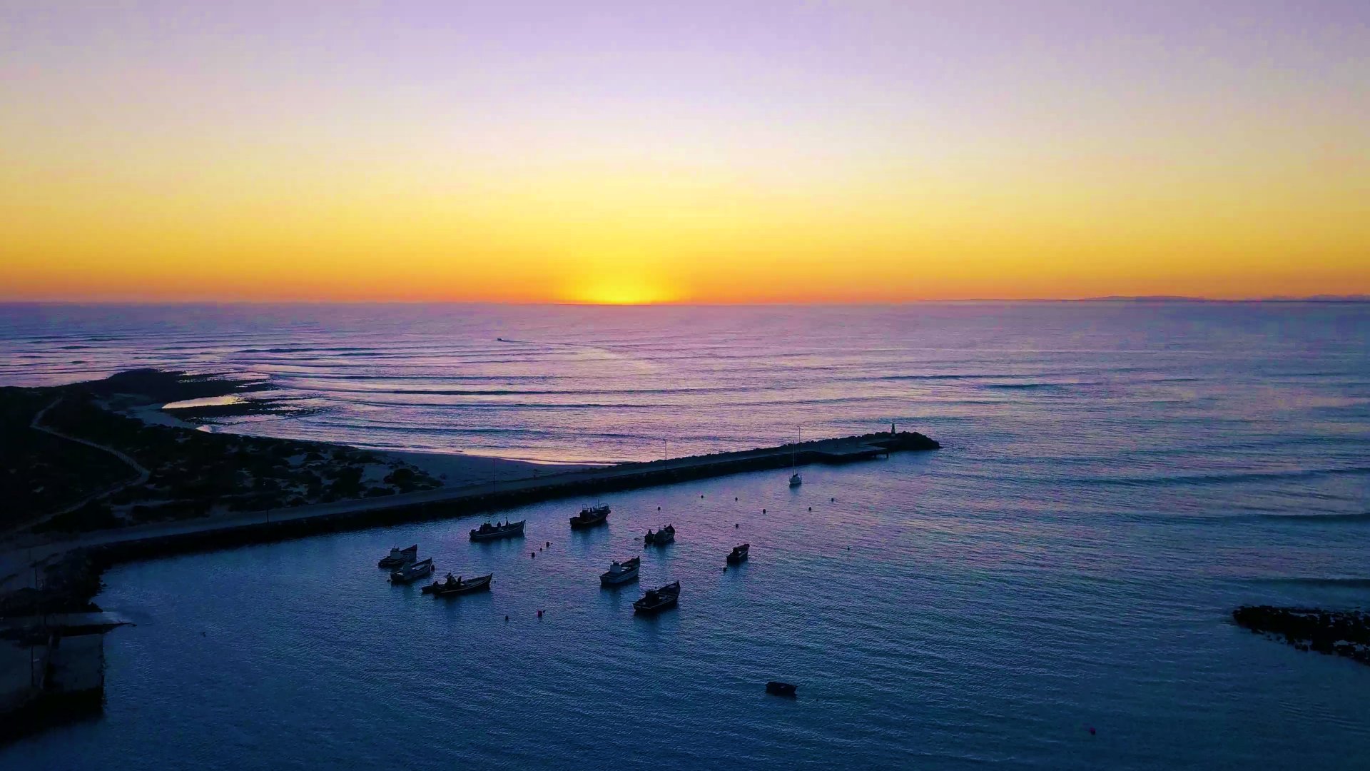 1080p唯美海平面夕阳海岸码头航拍视频的预览图