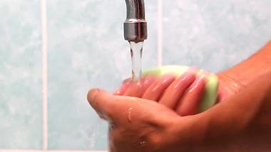 1080p人物洗手动作高清实拍视频的预览图