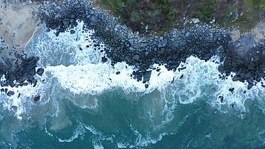 1080p航拍海边浪花礁石俯瞰实拍视频的预览图