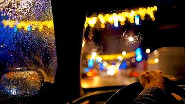 1080P雨中行驶开车司机唯美灯光实拍视频的预览图