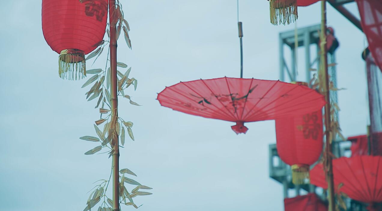 中式古风红色雨伞随风舞动视频的预览图