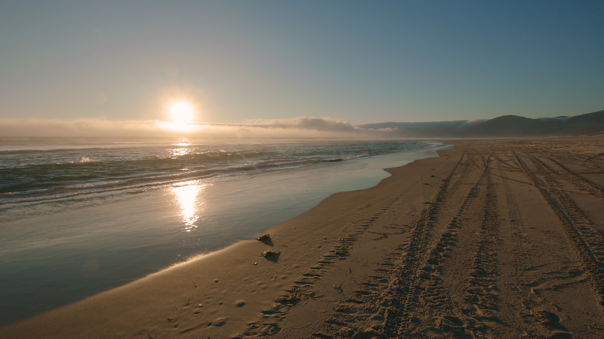 海边太阳落下海水海滩视频视频的预览图