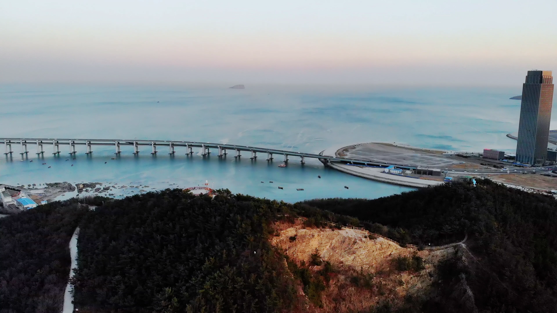 4K高画质航拍跨海大桥星海湾视频的预览图