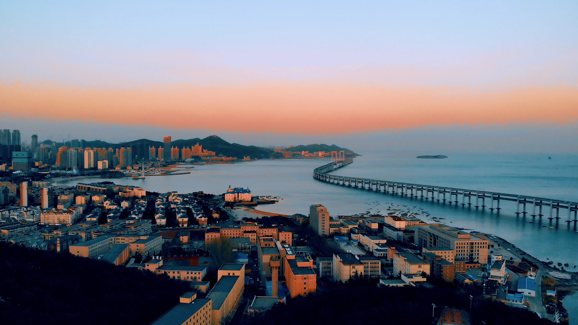 4K高画质航拍海边城市日落视频的预览图