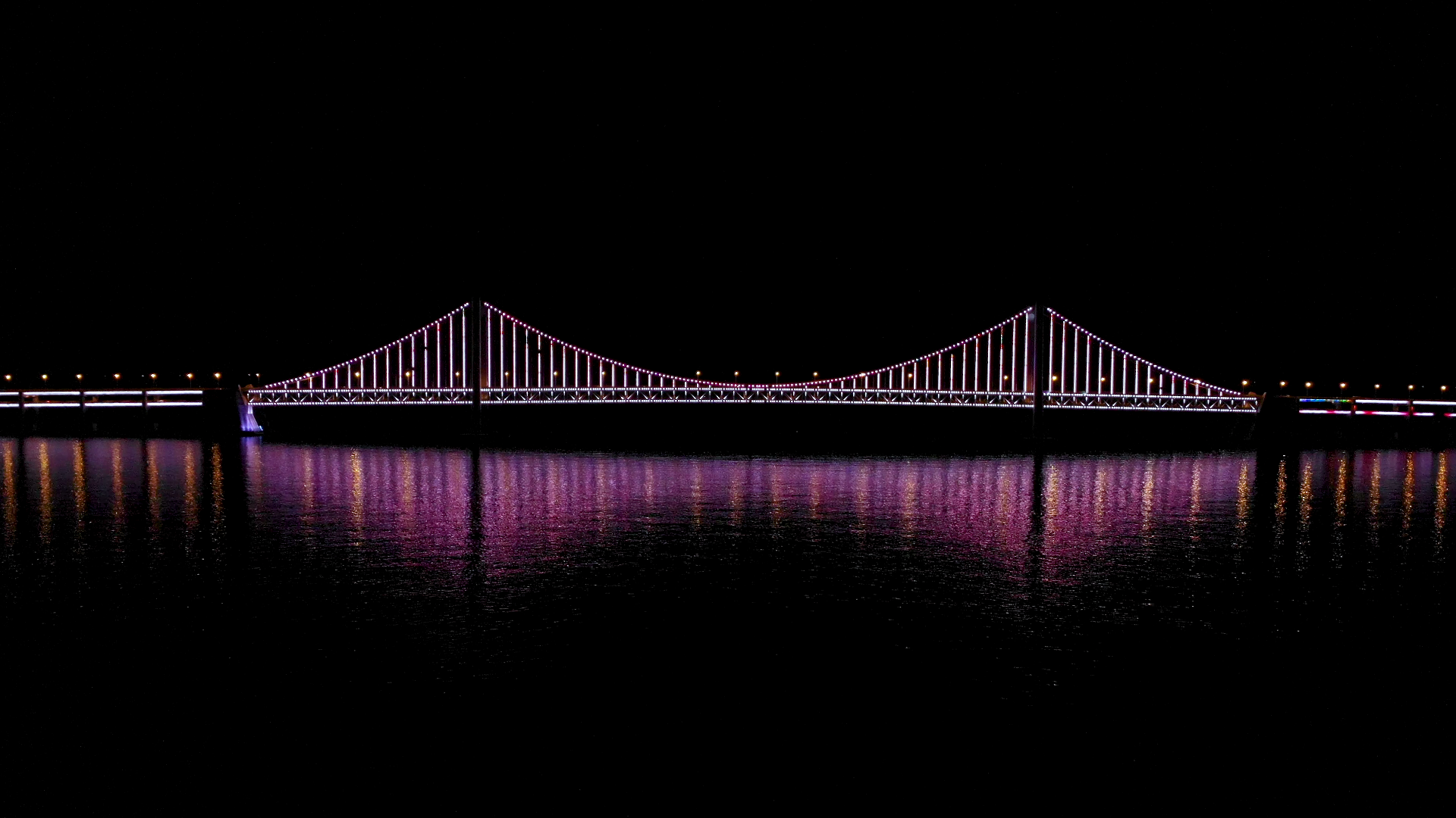 4K高画质航拍星海湾大桥夜景灯光秀视频的预览图