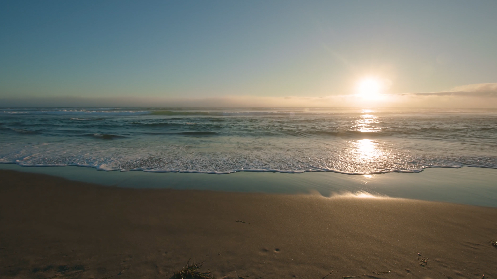 实拍太阳夕阳海边景色视频视频的预览图