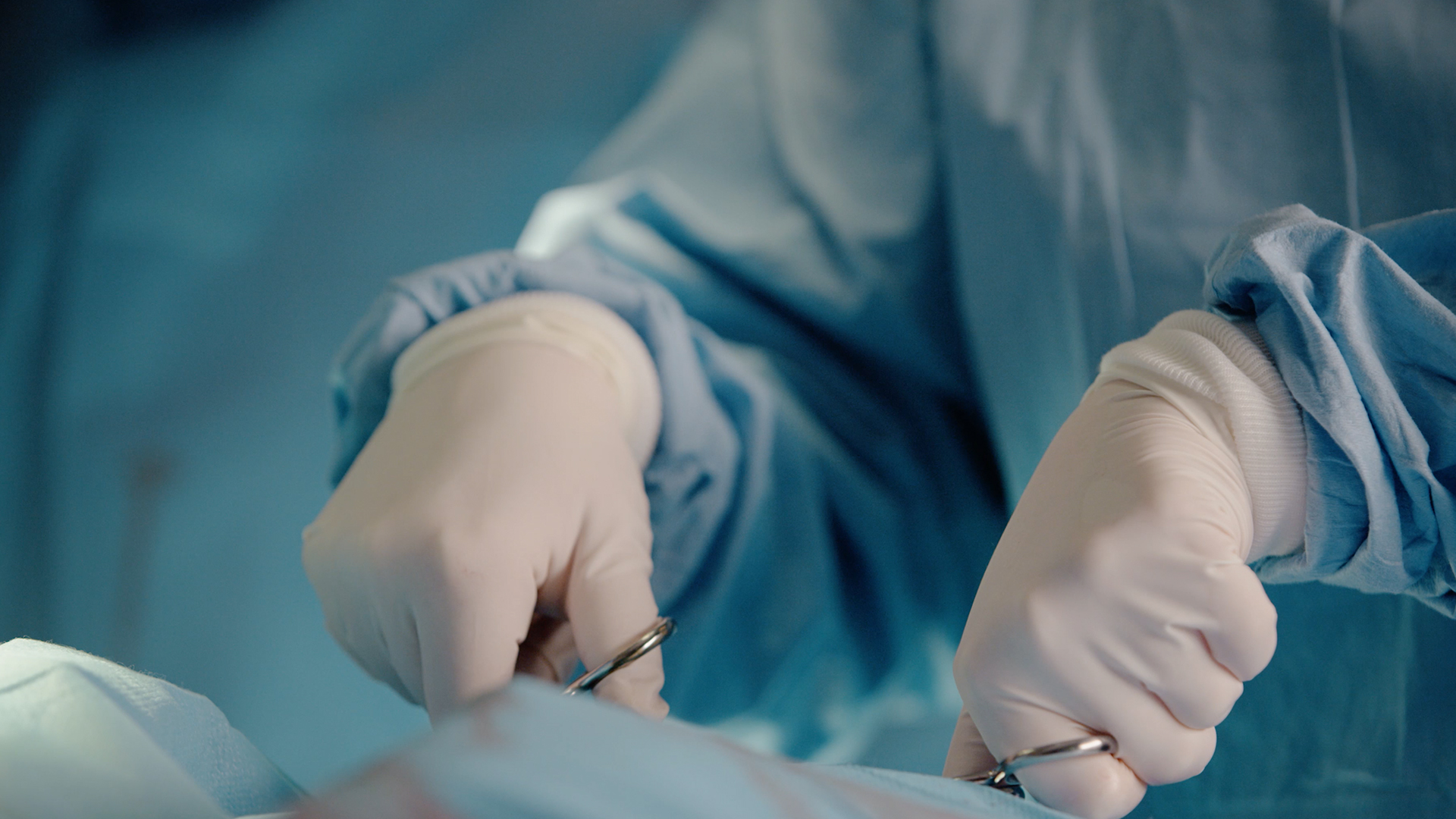 4K医生做手术手术刀实拍视频视频的预览图