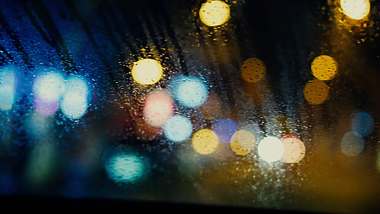 1080P慢镜头雨天车窗外唯美光圈视频的预览图