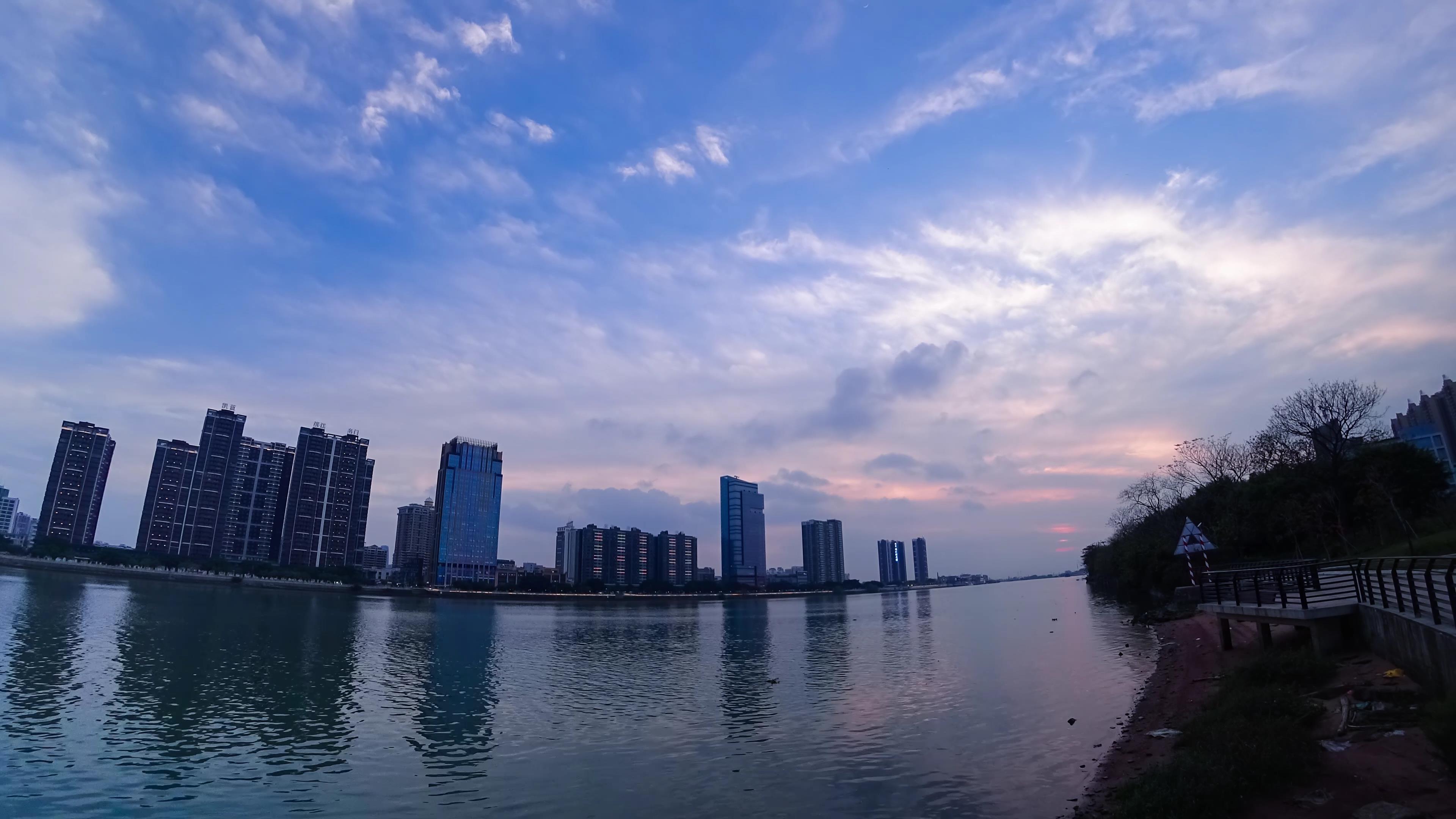 延时货船行驶江河海边日落风景视频的预览图