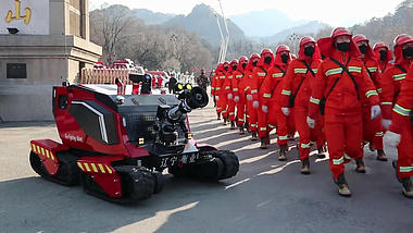 全地形消防机器人和整齐的消防员队伍走过视频的预览图