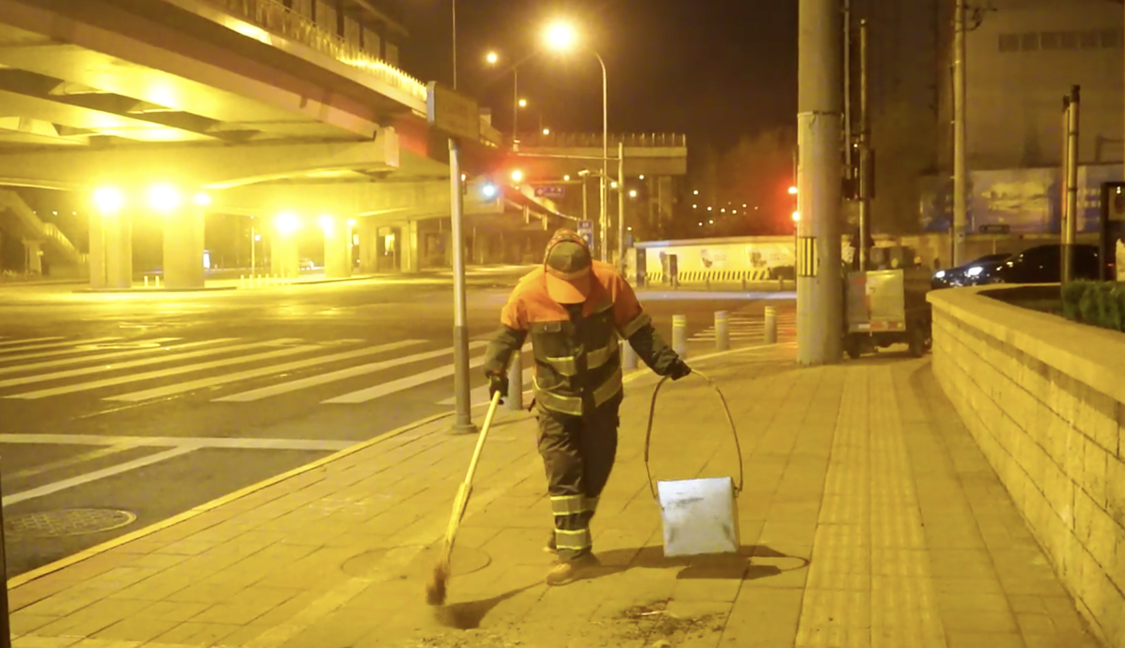 1080p清洁工人扫地实拍视频的预览图