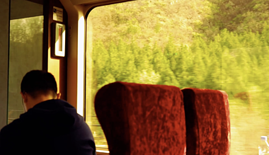 1080p火车内窗外风景实拍视频的预览图