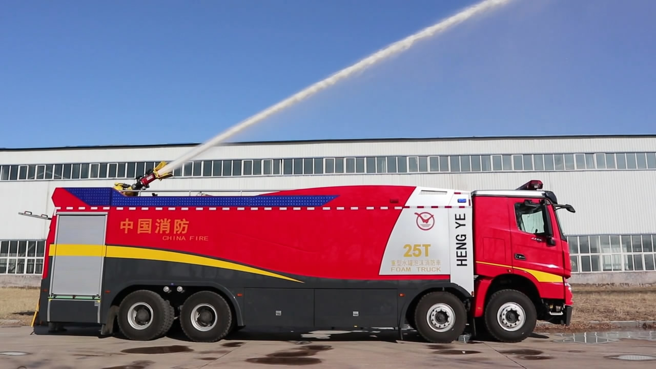 消防车打水喷水射水画面集锦视频的预览图
