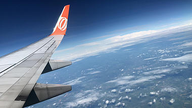 4k飞机航班云层上高空飞行超清实拍视频的预览图