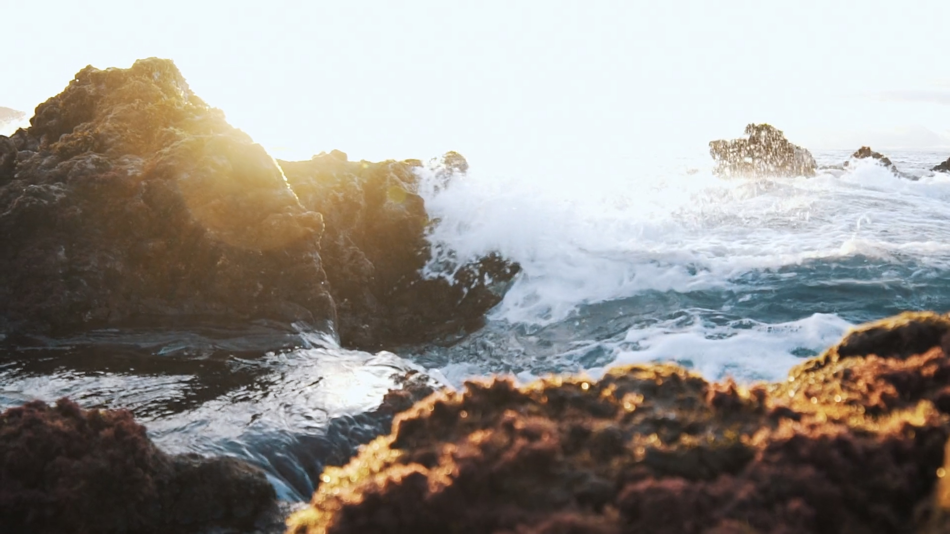 1080p海边实拍海浪拍打礁石视频的预览图