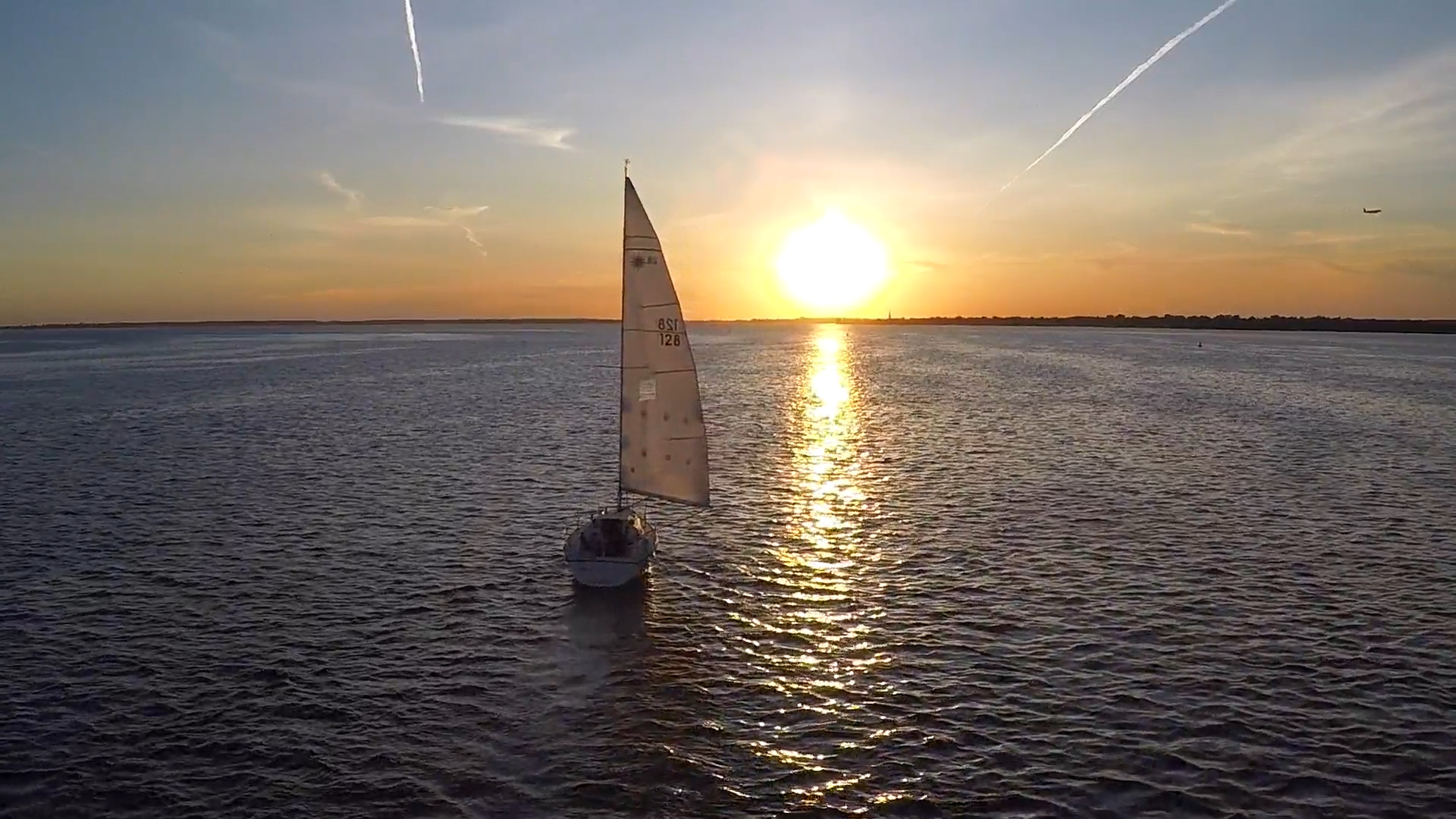 1080p高清60帧帆船大海扬帆起航海平面实拍视频的预览图