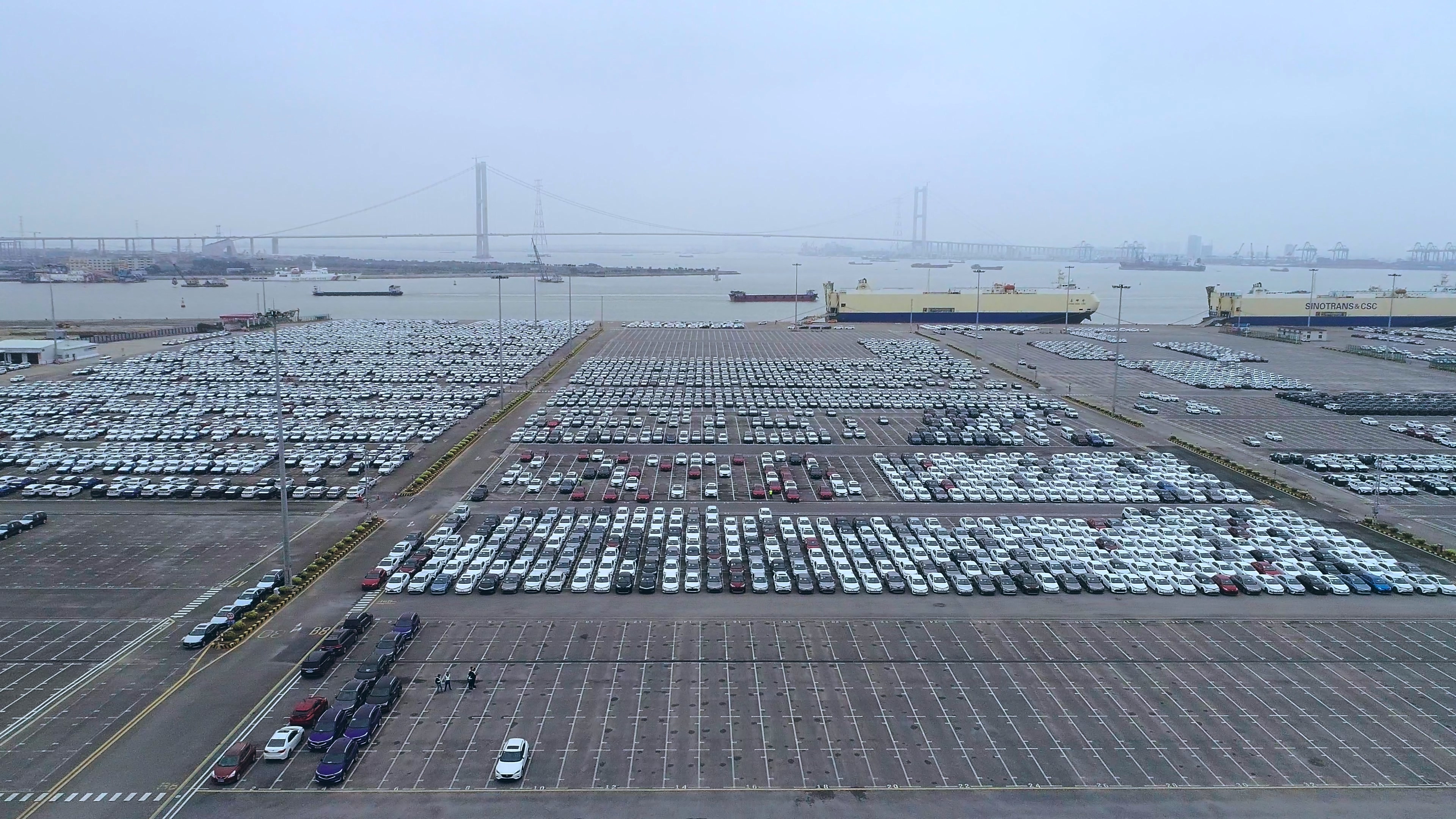 4K航拍城市港口停放汽车群视频的预览图
