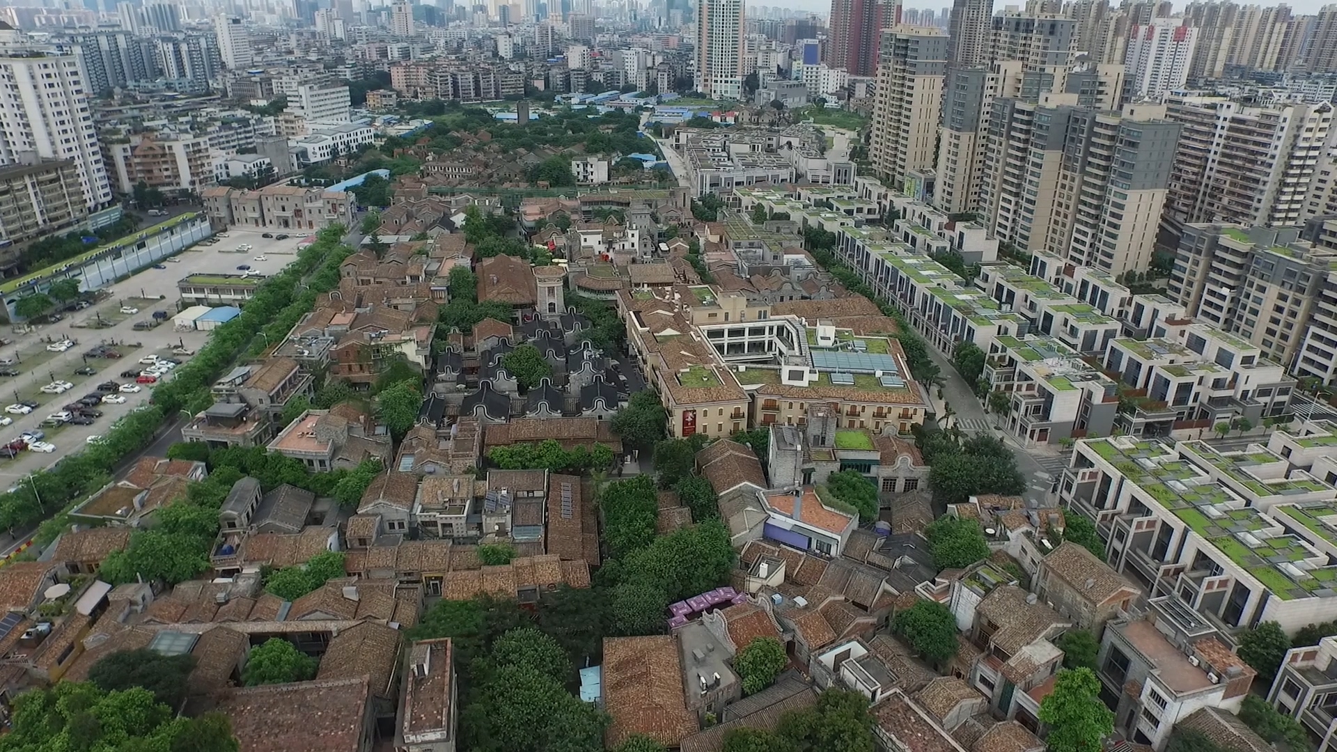高清航拍城市内古建筑群视频的预览图