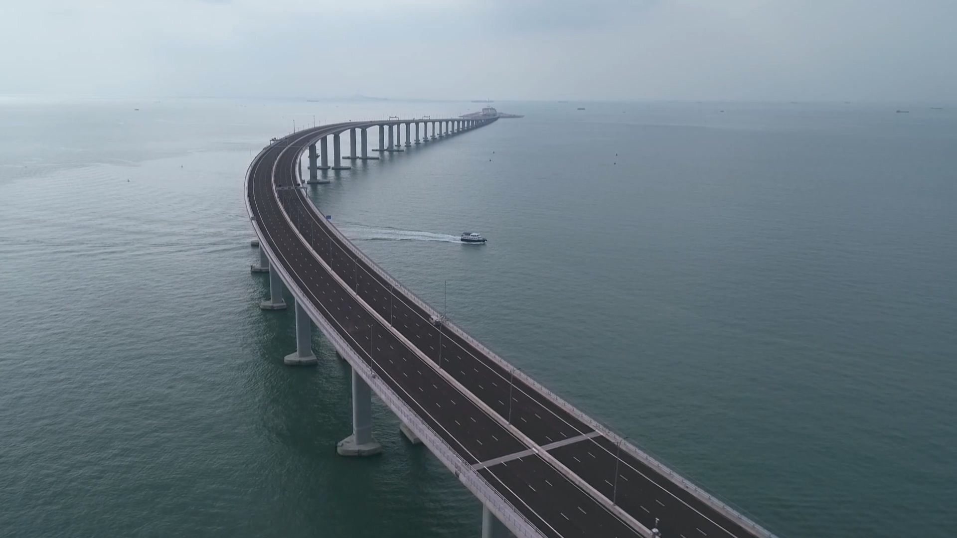 高清航拍粤港澳大桥船只视频的预览图