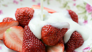 切开的草莓和倒入的酸奶视频的预览图