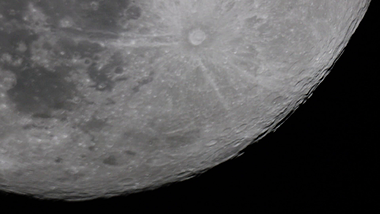 1080P夜空中的超级月亮视频的预览图