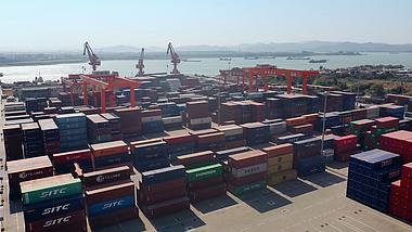 4K航拍运输港口货物集装箱视频的预览图