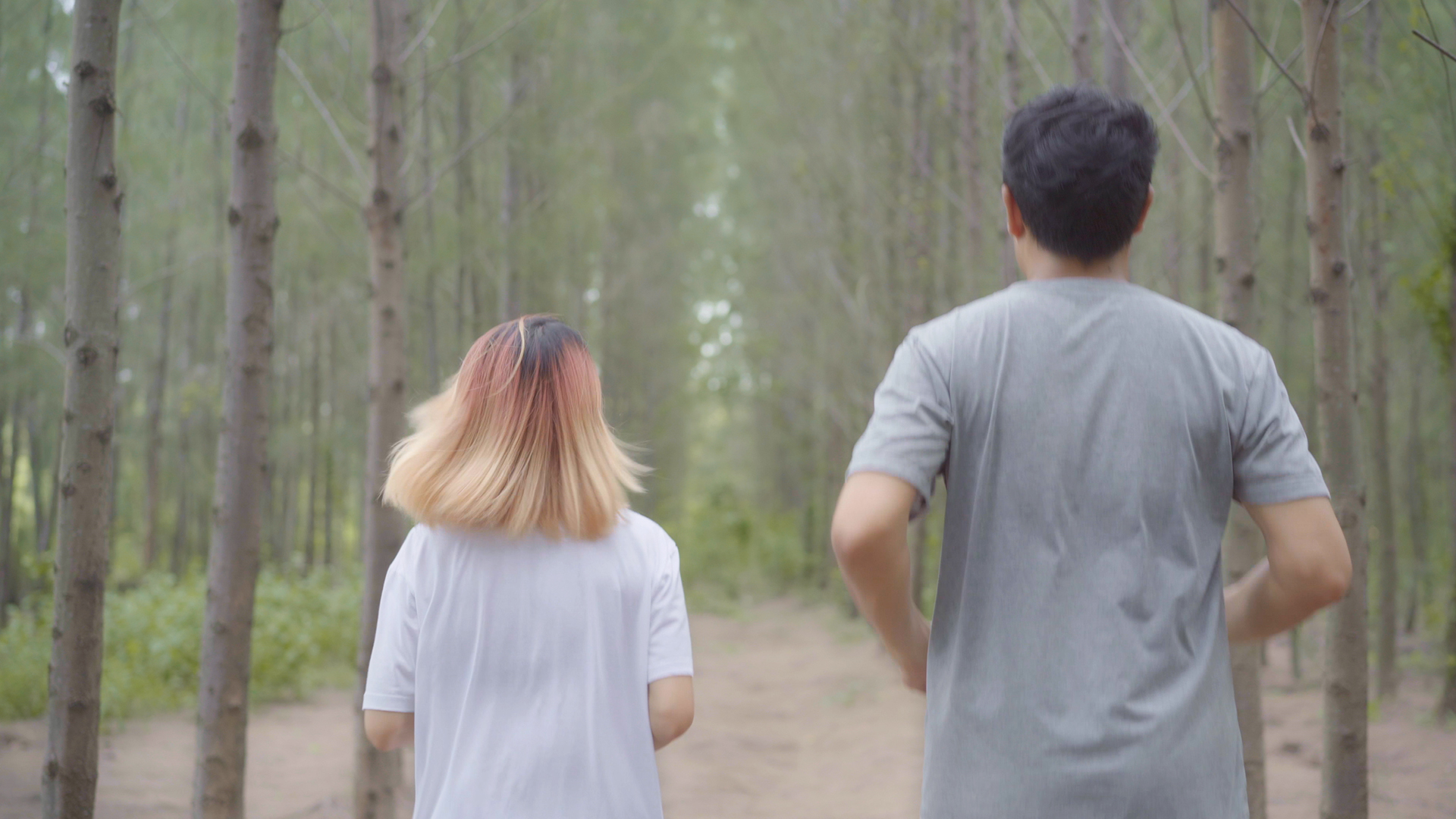 4K实拍树林男子女子一起跑步背影视频素材视频的预览图