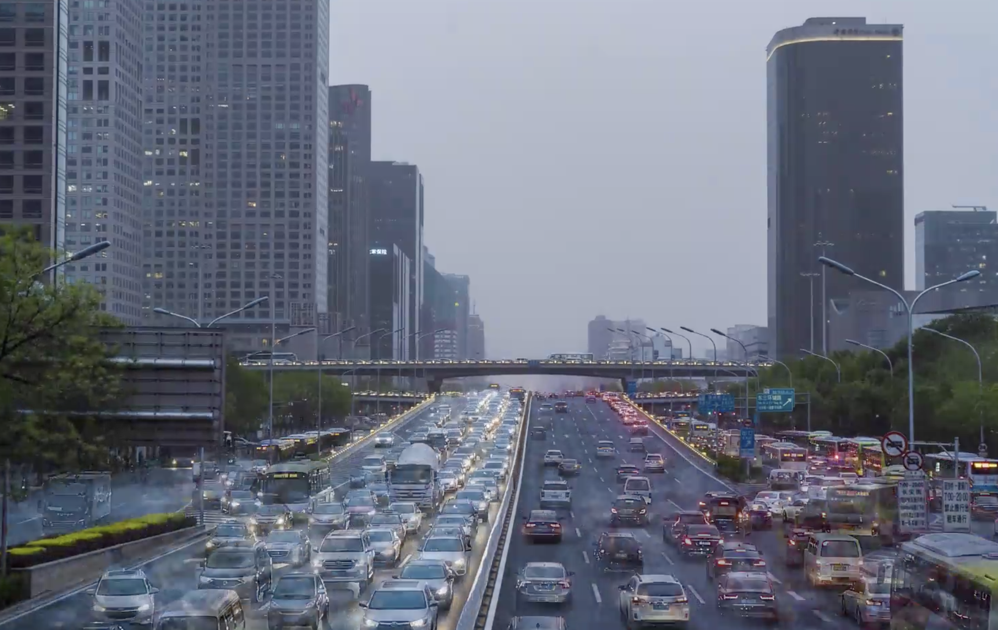 4k城市CBD车流延时实拍视频的预览图