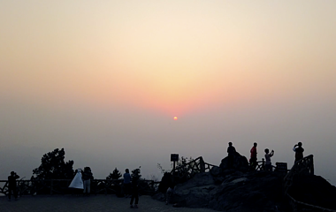 1080p游客登山看山上日出延时实拍视频的预览图