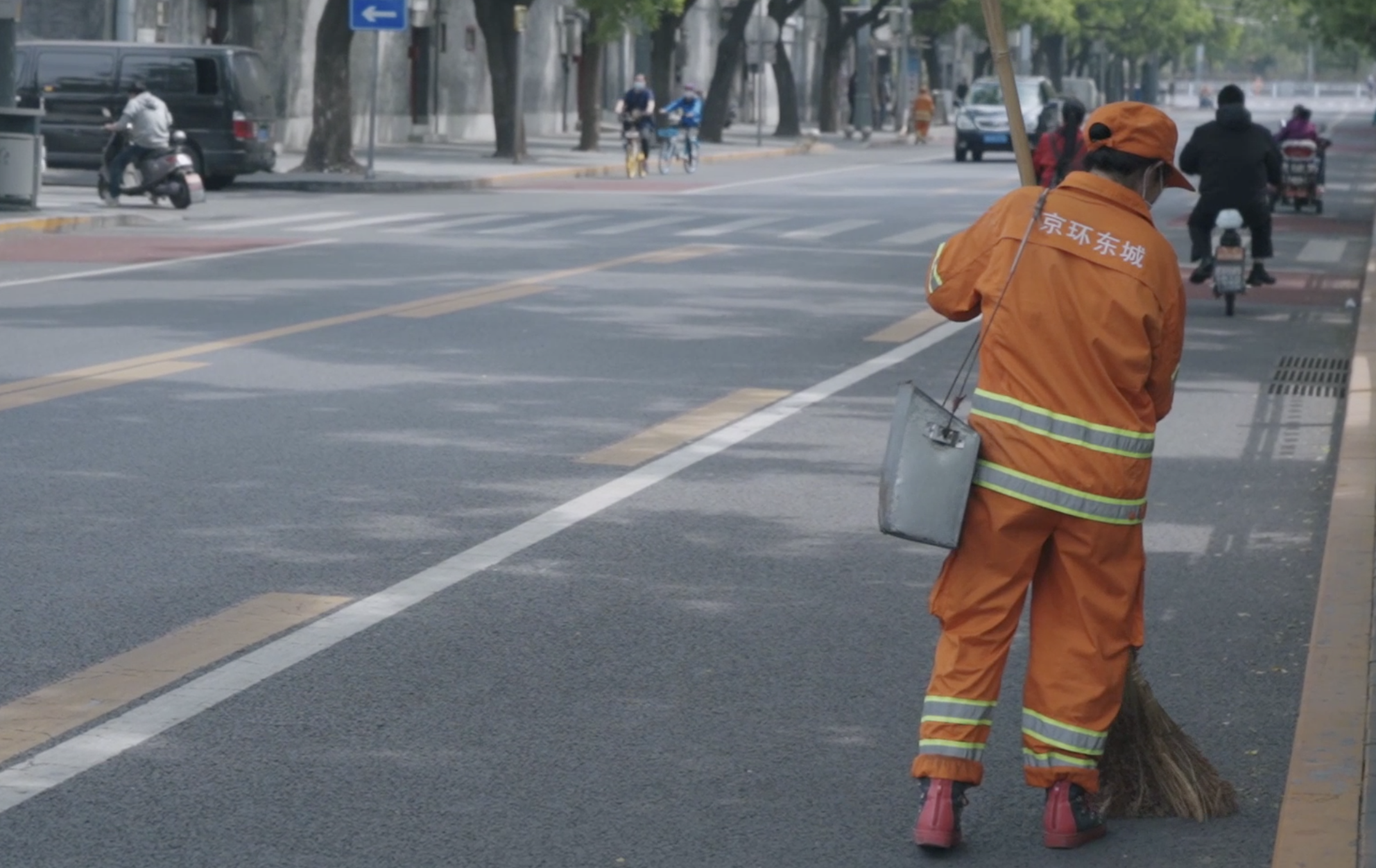 1080p城市环卫工人清扫马路实拍视频的预览图