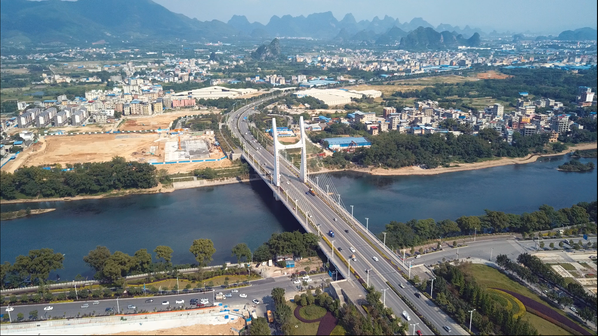 4k高清航拍桂林南洲大桥车流城市交通风光视频的预览图
